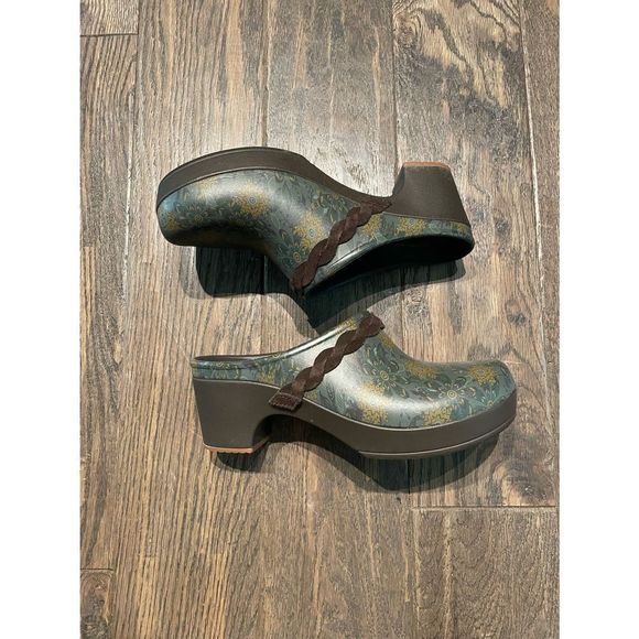 Crocs Sarah Floral Dual Comfort Chunky Heel - Picture 2 of 7